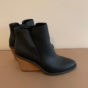 Never worn!  Dr scholls black booties